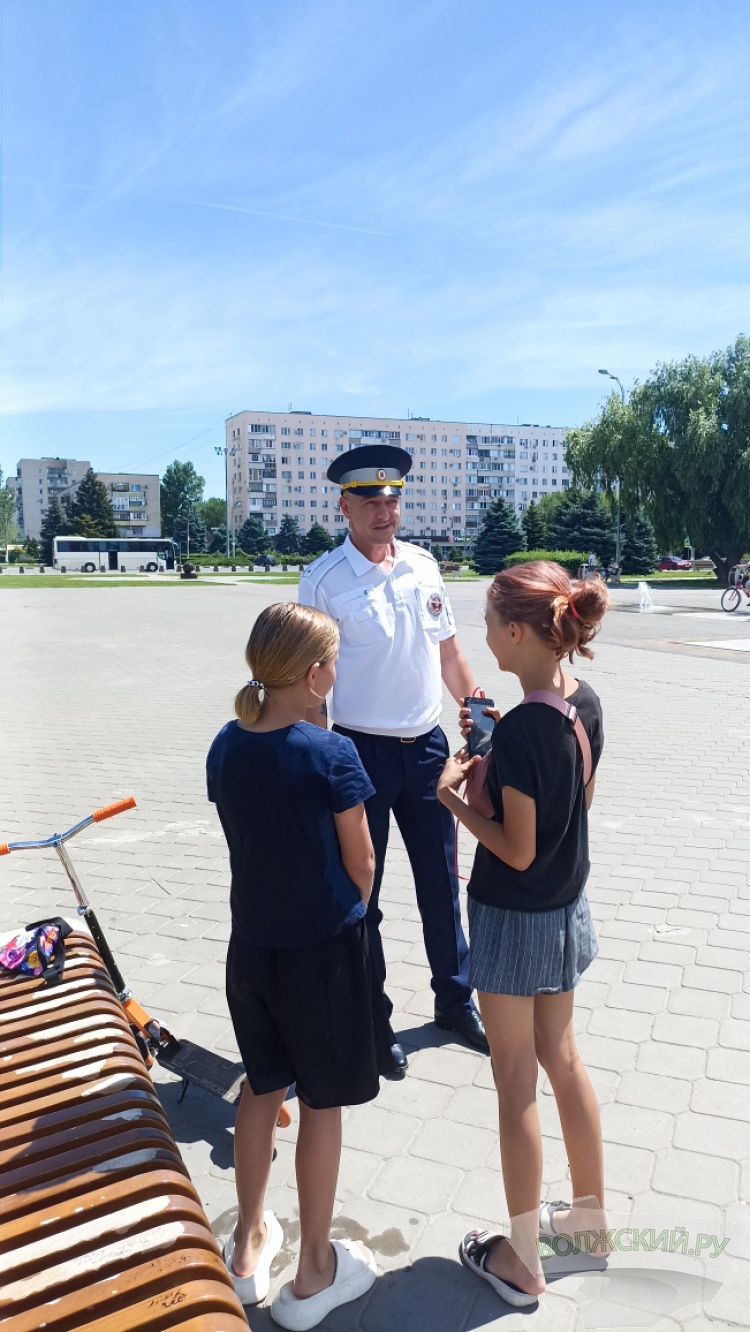 Сотрудники ГАИ напоминают волжанам правила безопасного использования  электросамокатов | 09.07.2024 | Волжский - БезФормата